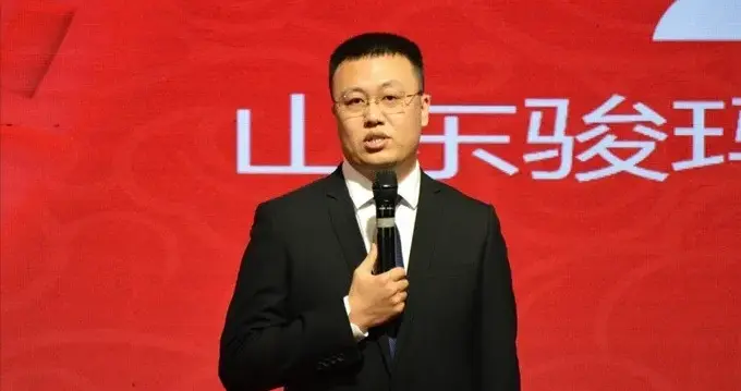他是黄光裕背后的男人，黄光裕案第一导火索，是一个律师的风流账