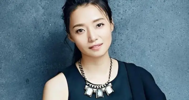 因《亮剑》火遍全网，被军官苦追5年，生下一女被丈夫捧在手心