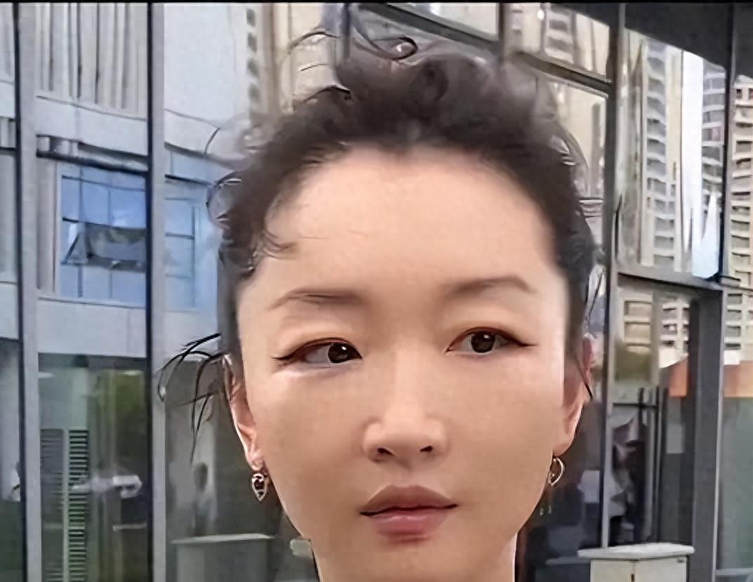 周冬雨34岁为啥突然没戏拍了？原因其实很简单呢，真不是年纪大也不是片酬高的问题