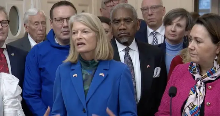 美议员组团访丹麦，特朗普买岛梦遭抵制，国会能否挡住总统野望？