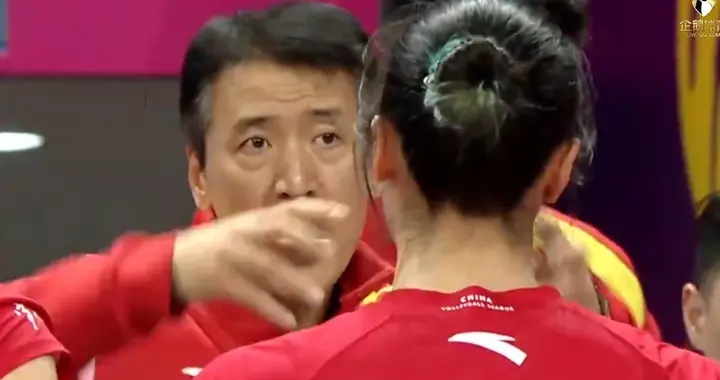 施海荣不知变阵 右翼周页彤隐身 一点攻累坏吴梦洁 球迷建议留洋