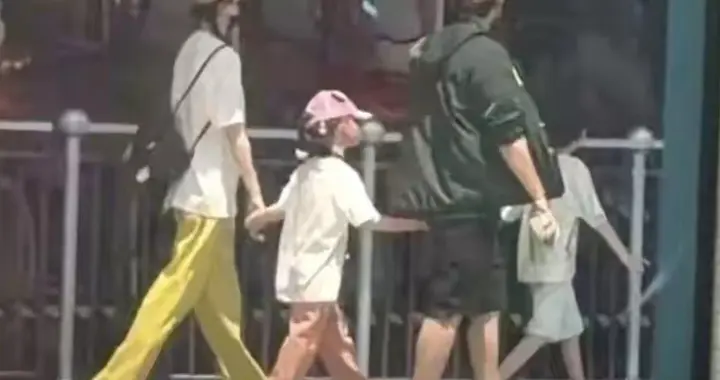 罗晋带妻女新加坡旅游， 42岁唐嫣扎麻花辫像少女，一家三口手牵手