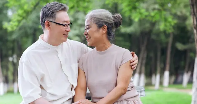 别再羡慕年少热恋！老年夫妻的相伴，才是一生难求的幸福