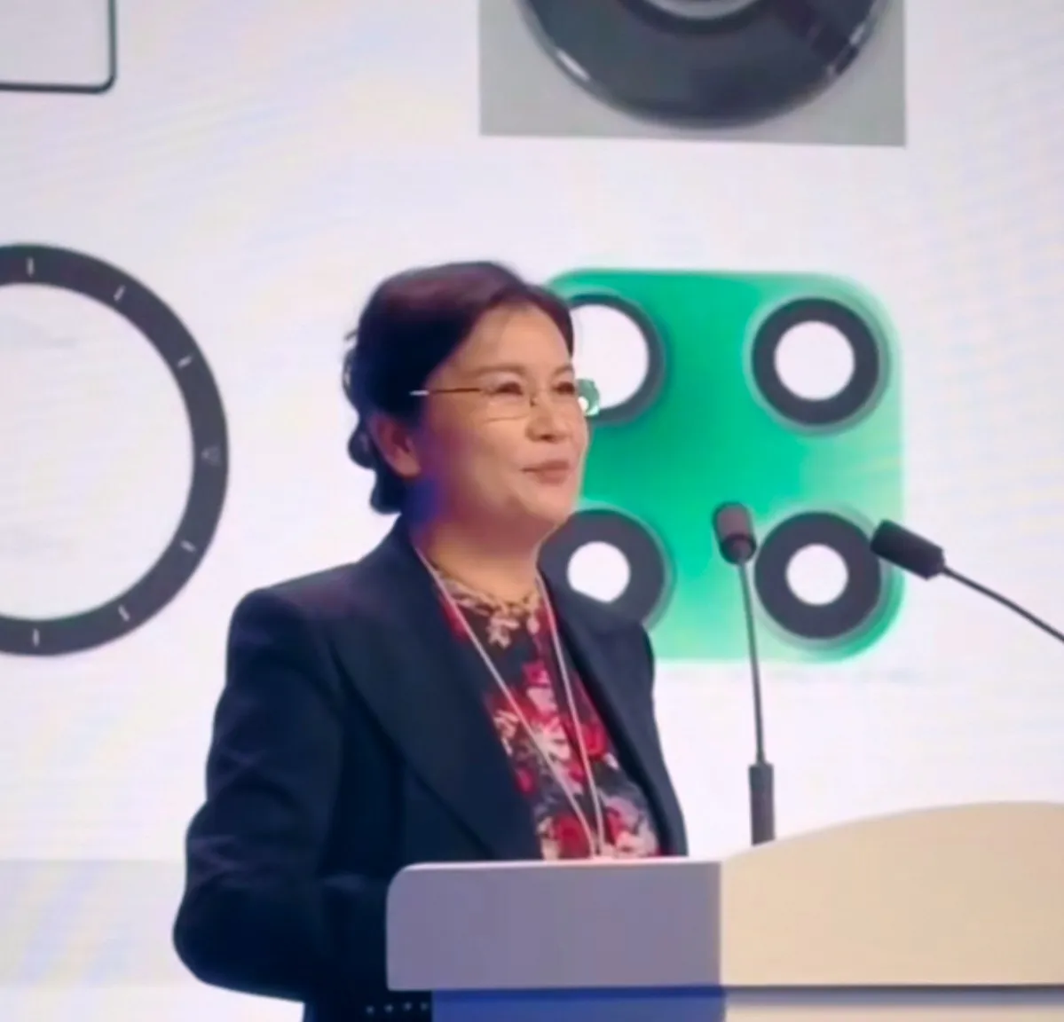 今天刷到胡润榜，蓝思科技周群飞以1270亿登顶中国女首富！我第一反应是...