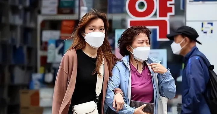 东亚没人愿意生孩子？根本不是躺平，压垮年轻人的是双重内卷