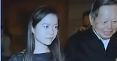 杨振宁离世5个月，翁帆赴英真相曝光：21年婚姻，藏着最狠的谣言