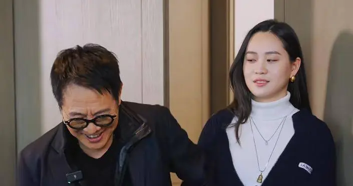 李连杰提车被女儿冷脸，父女同框成商业筹码，家庭账本藏不住了