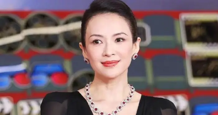 离春节不到两个月，46岁章子怡再次官宣喜讯，撕碎汪峰仅剩的体面