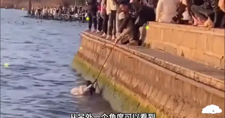 女孩掉进冰冷海水中，紧急救援进行中！一脚救了她！！