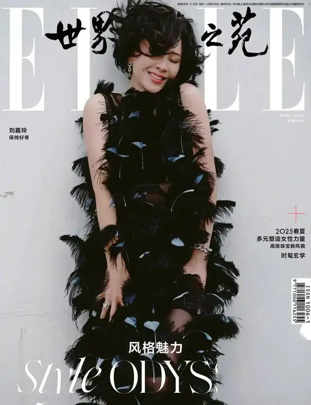 59岁穿三角裤登封，她活成了港圈最狠的“人间防腐剂”