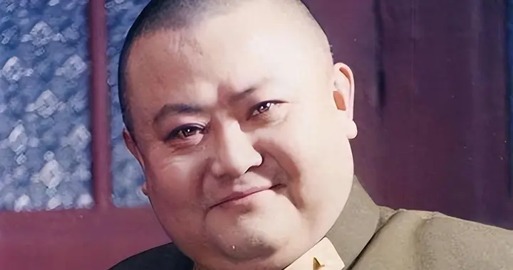 他是抗日英雄，一生娶了40个妻子，83岁去世，44年之后才下葬