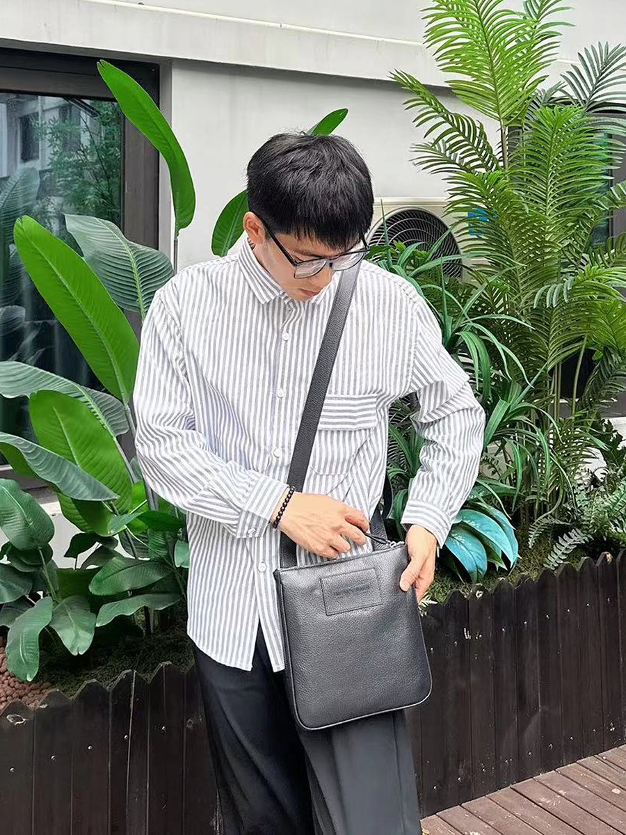 阿玛尼男士牛皮革单肩邮差包