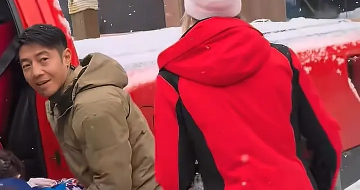 撒贝宁一家新疆滑雪，父亲罕露面瘦了好多 李白素颜像20岁但没眉毛