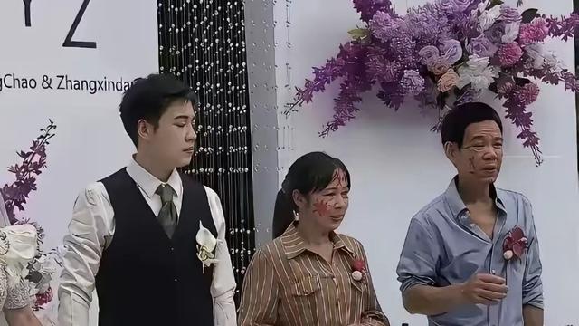 湖光散人：儿子的婚礼上，父母的这装束确实