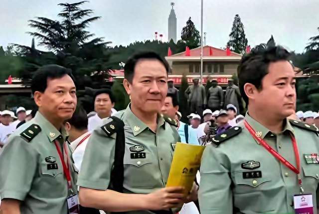 这三位友友们都认识吗？我只知道中间的是李幼斌