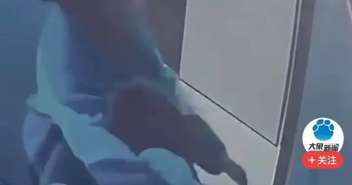 男子网吧打游戏，女子闯入包间脱裤子后用手摸小伙子，她担责吗？