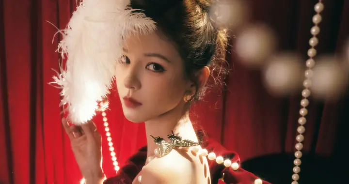 张予曦丝绒承韵，蝶影栖肩