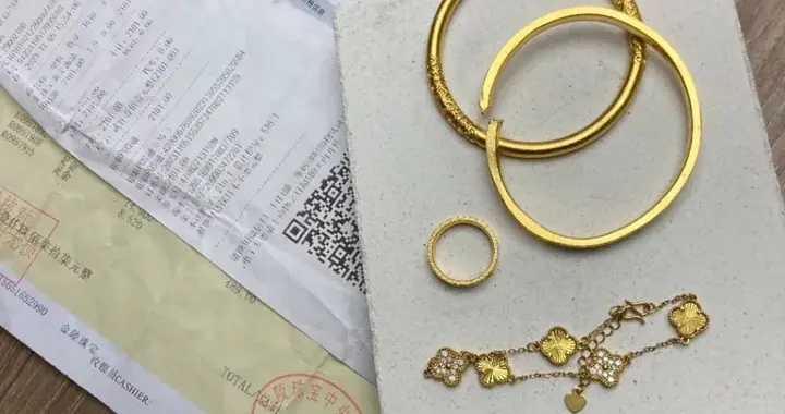 金店老板要愁哭了！现在买金都盯金条金豆子，首饰根本卖不动