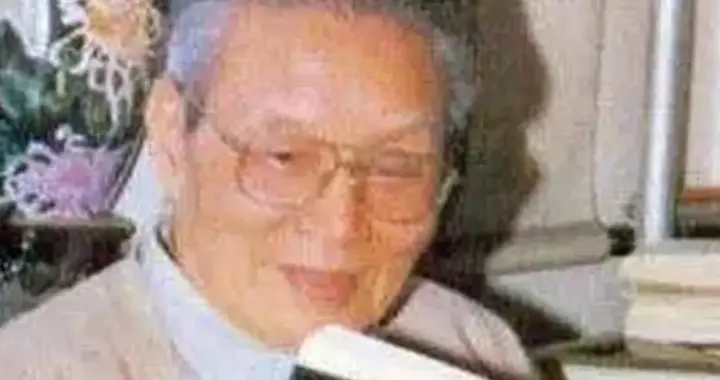 44岁沈醉去天安门观礼，看到毛主席身边的一女人后，顿感惊慌失措