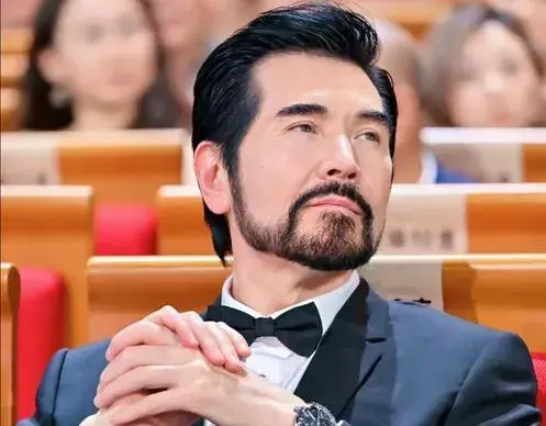 当65岁费翔说出不婚真相：这场跨越世纪的清醒，狠狠打了谁的脸？