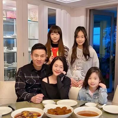 吃瓜娱乐：小S二女儿分享日本赏樱照，清冷