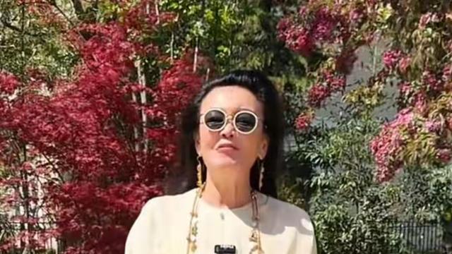 熙熙扒娱乐：反差太好嗑！汪宝随母回京了