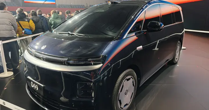 近距离实拍零跑D99：旗舰MPV沿着理想的路前进