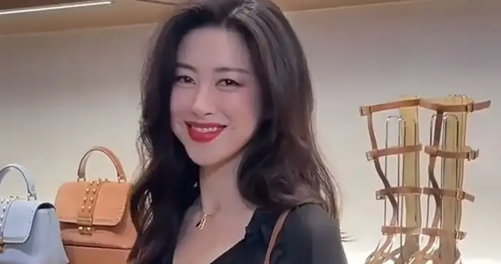 这一夜，当孟子义朱珠同框才知道羞涩在“风情万种”面前不值一提