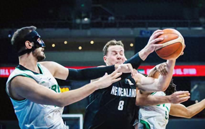 126-74！世预赛极致碾压曝光真相，男篮的侥幸，藏着最大危机