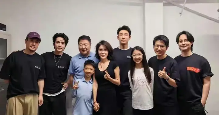 金巧巧一家三亚过年，富豪老公于东罕露脸，携子女追星显恩爱