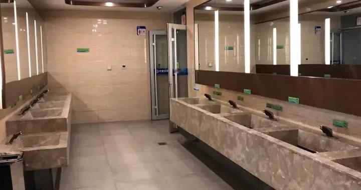 高速公路服务区迎来大变身，充电和厕所换新颜。