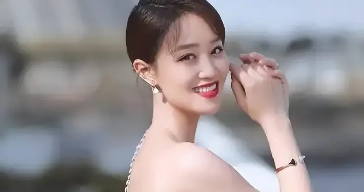 亲妈是上海商界铁娘子，继父是地产大佬！可她偏走自己的路