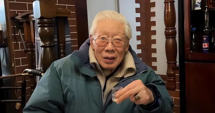 90岁焦晃现状，日抽五包烟，身穿纸尿裤，仍与三婚少妻蜗居老旧区