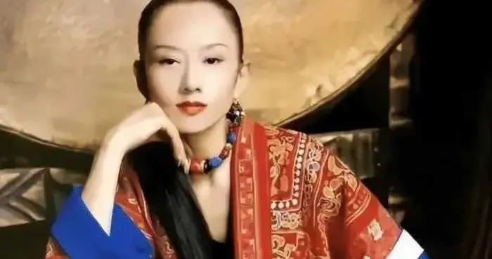 杨丽萍68岁近照曝光：拄拐出行剪去长甲，仙气褪去尽显岁月沧桑