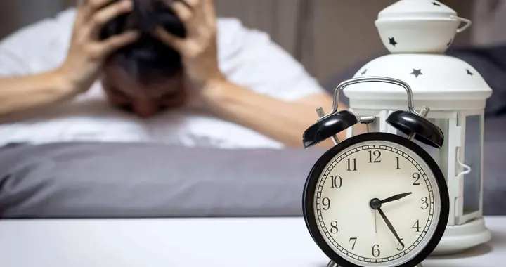老人患上失眠，医生提醒：尽量少碰4种“食物”，睡眠会慢慢改善