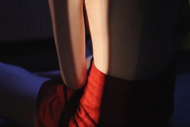 迷人光影中的女性肢体，摄影师Paulina Metzscher作品欣赏