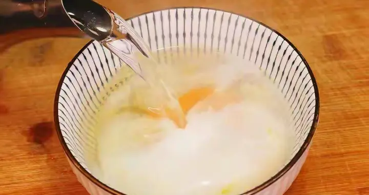 开水冲鸡蛋”滴香油，坚持喝半年，最后身体会收获哪些好处？