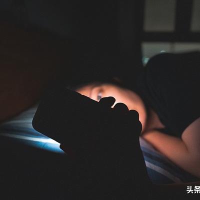 解豸说法.：北京，一男子刷手机的时候，无