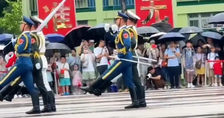 香港🇭🇰驻港部队雨中升旗仪式