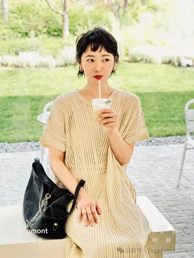 41岁白百合再婚后剪短发，穿搭时髦洋气，状态让人慕了！