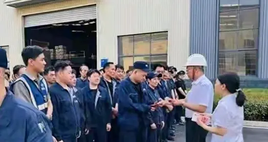 暴雨中连下“三道令”！崔老板发钱又送瓜，他才是共同富裕楷模。