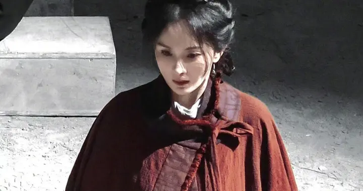 杨幂红麻衣路透出圈，氛围感拉满