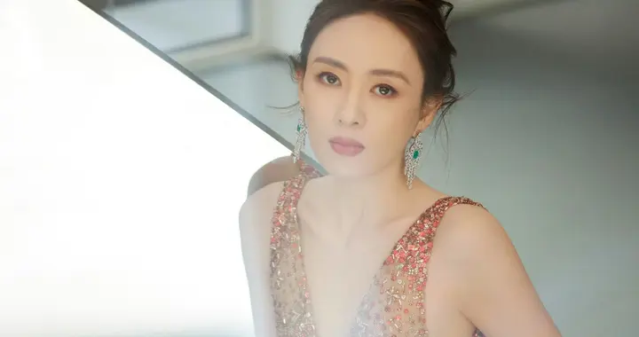 贵气封神！童瑶鎏金透视纱裙，满身繁华尽显温婉大女主气质