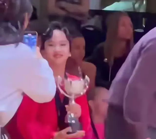 孙俪女儿拉丁舞夺冠后的“亲吻风波”：文化差异与边界感的碰撞