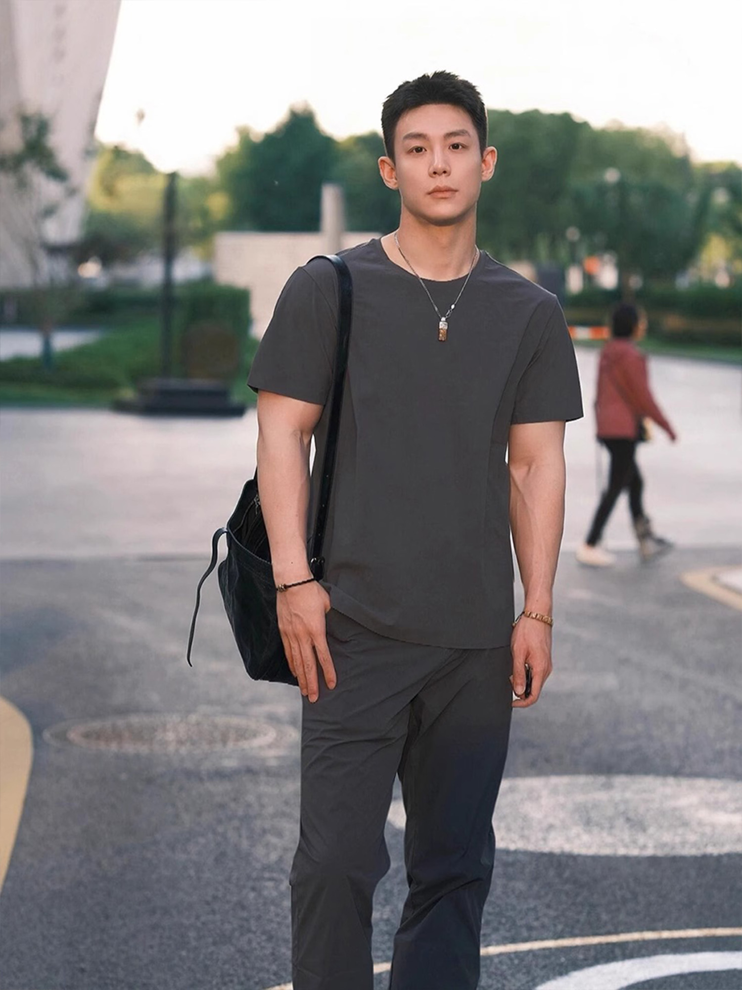 深灰色正肩短袖男款夏轻熟风小领口凉感速干
