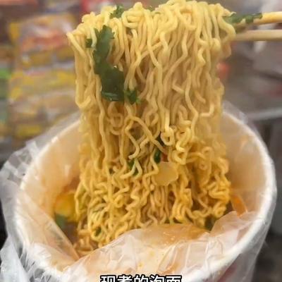 胖老张：一碗热气腾腾的街头方便面也太香了