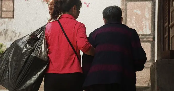 照顾八旬母亲两年后的感悟：人过50后，真不要和老人长期住在一起