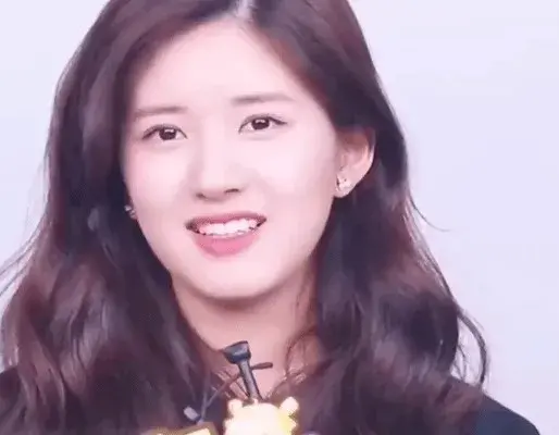 赵露思微博关注骤减，背后有何深意？