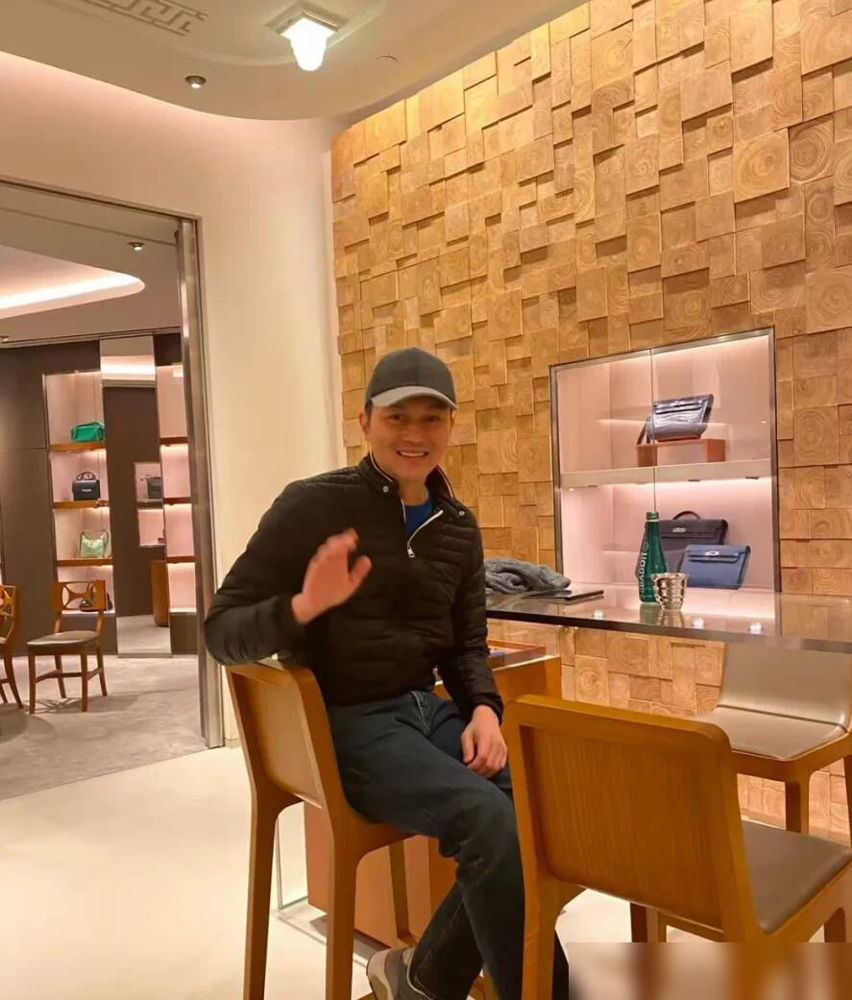 娱乐圈最魔幻的夫妻局曝光：老婆只拿爱马仕稀有皮，老公负责穿下全家配货。...