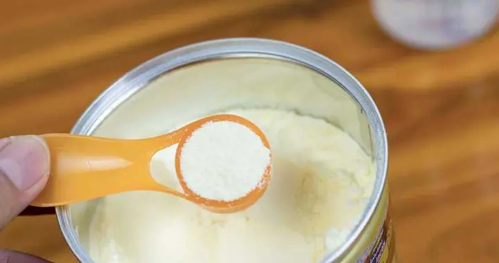 喝牛奶与喝奶粉区别大？专家建议：上了年纪，喝牛奶有5个前提！